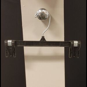 BLACK PINCH GRIP 9 1/2" SKIRT/PANT HANGER